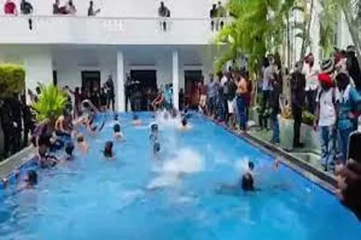 Protesters enter the president's residence and enjoy the swimming pool, watch the video