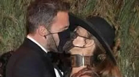Jennifer Lopez and Ben Affleck kiss with masks on