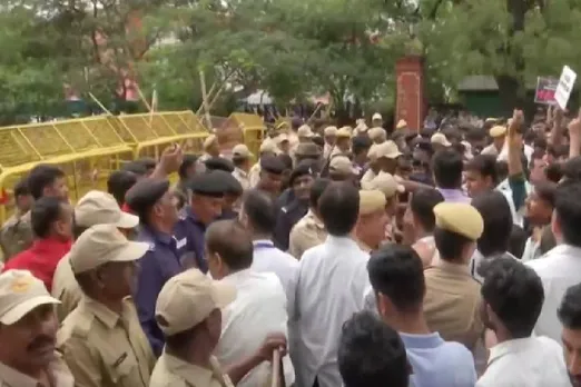 Police lathi-charged on doctors, tension spread in Jaipur - watch video