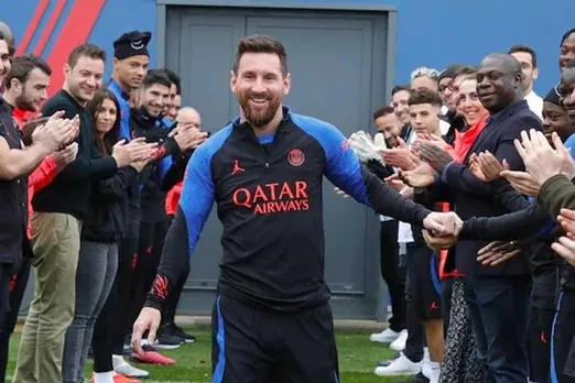 Messi received a guard of honour from his PSG teammates after returning to practice