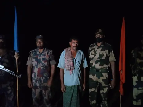 Bangladeshi farmer crossed International Boundary inadvertently while cutting grass, BSF apprehended & handed over to BGB as goodwill gesture