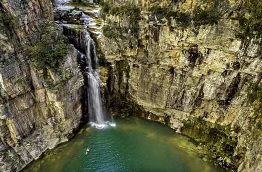 WALL OF ROCK FALLS ON BOATERS ON BRAZILIAN LAKE, KILLING SIX.