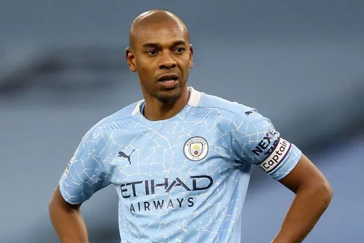 Fernandinho to stay in Manchester City for one more year