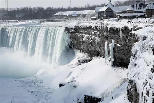 Niagara Falls frozen in snowstorm