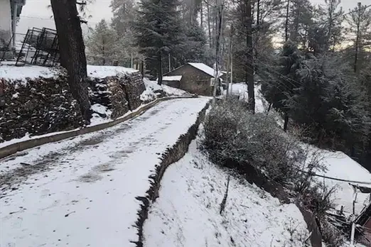 Snowfall begins at Narkanda, Rothang Pass in Himachal Pradesh