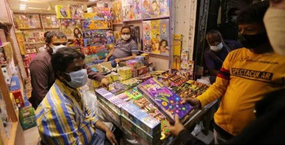 Kejriwal puts ban on crackers sale