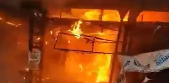 Massive Fire broke out in a cloth shop in Chadni Chowk kolkata