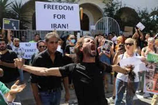 Iran, hundreds of protesters beat the police - watch the video