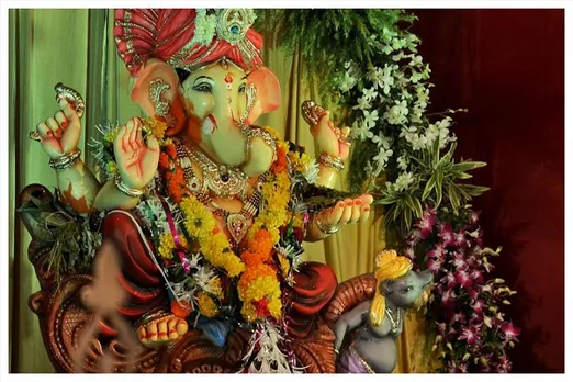Which flowers are used to worship Lord Ganesha?