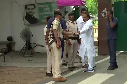 Bihar Crisis: RJD MLAs & leaders arrive at the residence of party chief