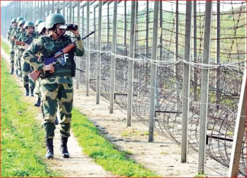 BSF CAUGHT A SMUGGLER RED-HANDED ON BORDER WHILE SMUGGLING GANJA