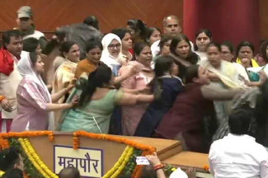BJP and UP councilors fight with each other in MCD house - watch video