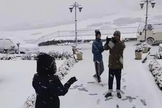 Video: Heavy snowfall at Gulmarg, Sonmarg