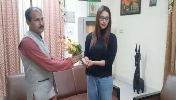 BJP MLA meets Sayantika Banerjee with flowers