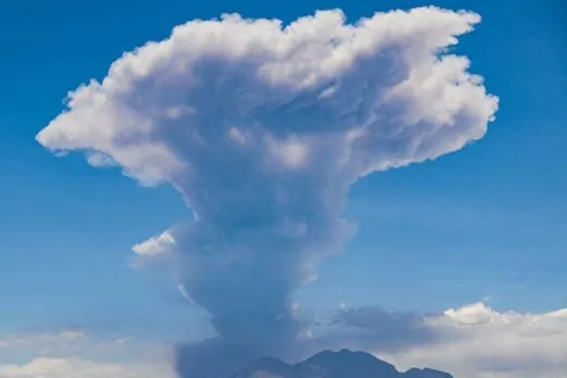 Volcano roars in northern Chile