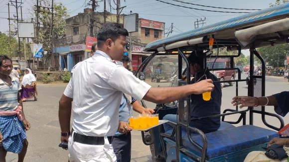 Kulti traffic police distributed syrup for relief in scorching heat