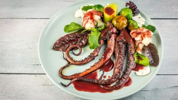 CANADA....SALMON 🐟 BEING REPLACED BY SQUIDS IN VANCOUVER MENUS?....WELL ALL FOR CLIMATE CHANGE