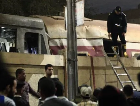 2 dead, 16 injured as train derails in Egypt
