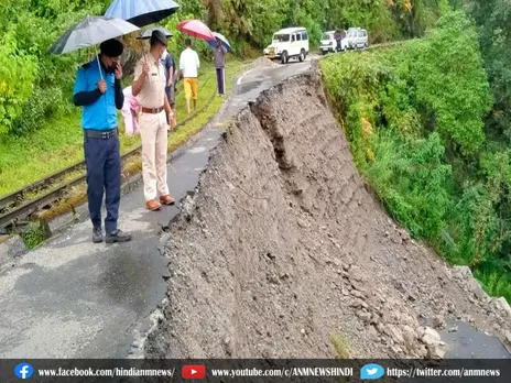 Darjeeling: लगातार हो रही बारिश के कारण हुए कई भूस्खलन