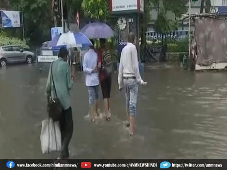 कोलकाता में भारी बारिश के कारण जलभराव