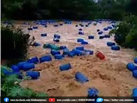 Heavy rain: हजारों प्लास्टिक के ड्रम नाले और नदी में बहने लगे