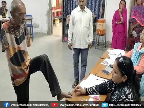 Mp Election 2023: पैरों पर स्याही का निशान, पैरों से ही मतदान