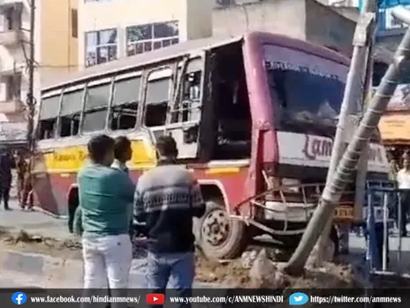 Asansol news : Burnpur में यात्रियों से भरी मिनी बस हुई अनियंत्रित, टला बड़ा हादसा