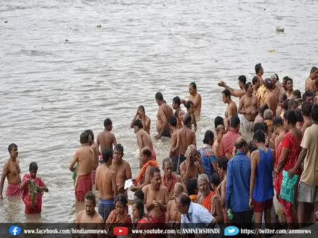 Ram Mandir के कपाट खुलते ही लोगों ने सरयू घाट पर पवित्र लगाई डुबकी
