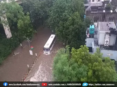 Flood: भारी बारिश के कारण सड़कें बनी तालाब, स्कूल-कॉलेज में छुट्टी की घोषणा