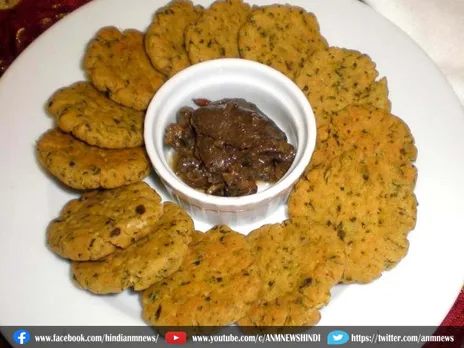 Diwali Recipe: चाय के साथ मेहमानों को सर्व करे खस्ता मठरी