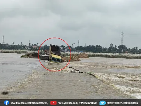 West Bengal: अजय नदी में पत्थर लदा डंपर फंसा