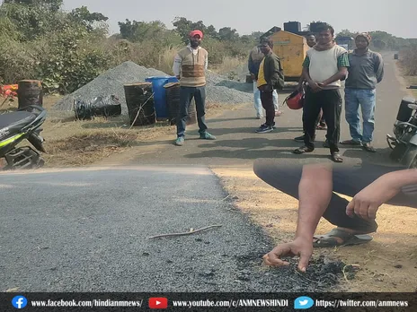 ग्रामीणों ने भ्र्ष्टाचार के खिलाफ खोल मोर्चा, सड़क का मरम्मत कार्य कराया बन्द (Video)