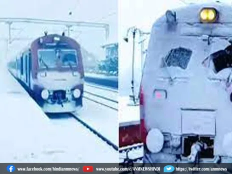 बर्फ से ढके ट्रेन गुज़री जम्मू-कश्मीर से, देखिए वीडियो