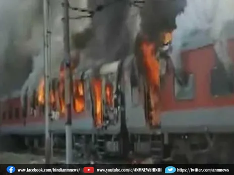 एक्सप्रेस ट्रेन के दो डिब्बों में लगी भयानक आग