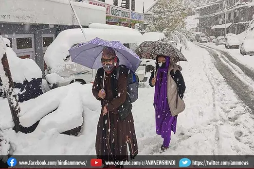 कश्मीर में बर्फबारी के बाद कुछ हिस्सों में गिरा पारा