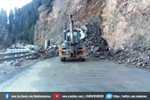 ठियोग में भूस्खलन होने से राष्ट्रीय राजमार्ग अवरूद्ध