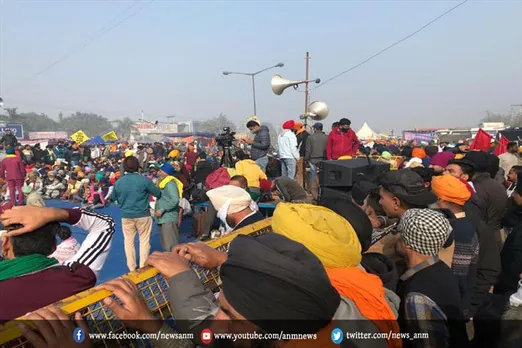 सिंघु बॉर्डर पर किसानों के जत्थे को रोकने के लिए लगाए गए अवरोधक को हटाने का काम जारी
