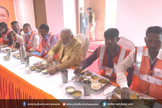 प्रधानमंत्री ने मजदूरों के साथ भोजन किया