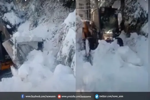 नगर निगम शिमला के कर्मचारी कड़ाके ठंड में सड़कों से बर्फ हटा रहे
