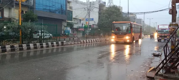 दिल्ली में भारी बारिश की लपटें