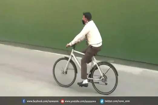 साइकिल से संसद पहुंचे मनसुख मंडाविया
