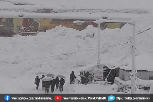जम्मू-कश्मीर में बर्फबारी के चलते कई सड़कें बंद