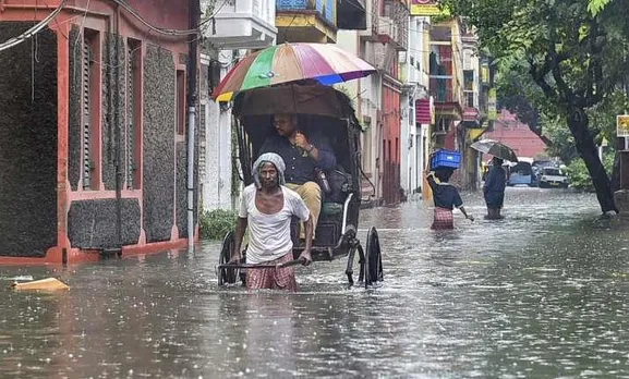 रुके पानी और ट्रैफिक में बाधित एमहर्स्ट स्ट्रीट