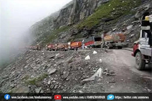 भूस्खलन के कारण बंद जम्मू-श्रीनगर राष्ट्रीय राजमार्ग