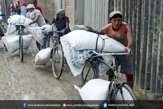 साइकिल पर लादकर पगडंडी के रास्ते नेपाल पहुंचाई जा रही भारतीय चीनी