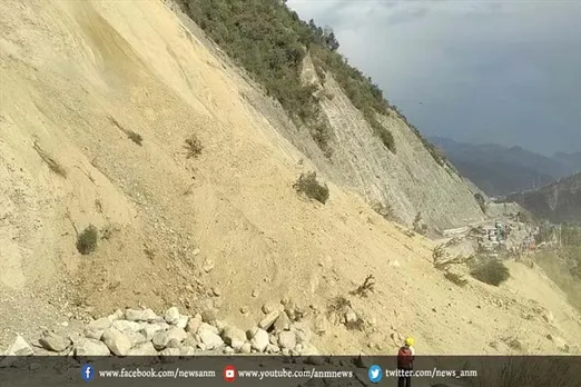 जम्मू-श्रीनगर राष्ट्रीय राजमार्ग पर भूस्खलन
