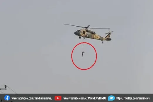 हेलिकॉप्टर में शख्स को लटका कर उड़ाते दिखे तालिबान