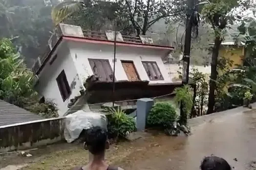 केरल में भारी बारिश के बीच नदी में बहा घर