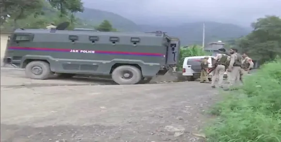 जम्मू-कश्मीर के राजौरी में सुरक्षा बलों का एनकाउंटर-सर्च ऑपरेशन जारी