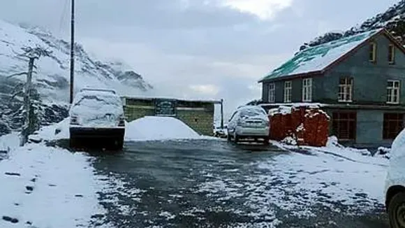 बर्फ की सफेद चादर से ढकी लाहौल-स्पीति की सड़कें